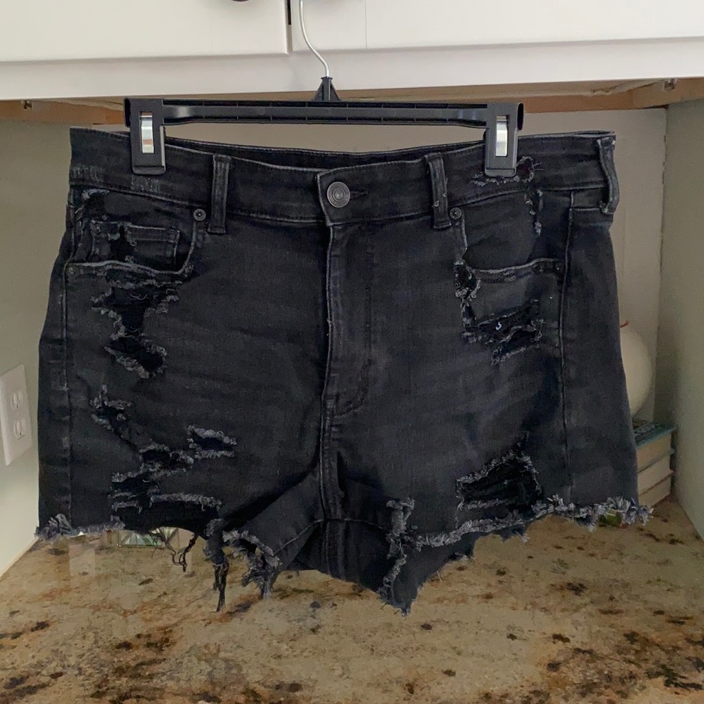 High waited black shorts with rips